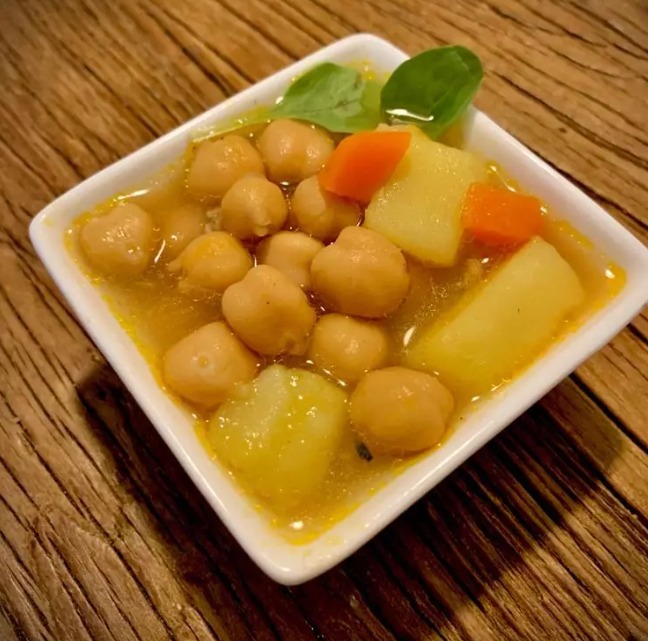 Ensalada de pepino y tomate acompañado de lacón con pimentón y potaje de garbanzos